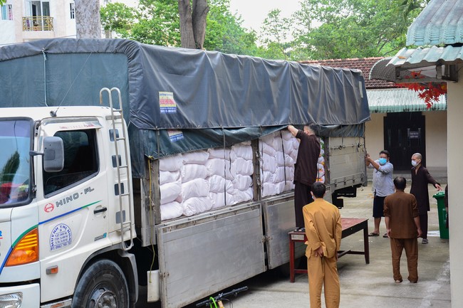 Continuing to support people in need in the Covid-19 pandemic of Hoang Phap Pagoda (series 4)